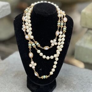 St.John , Elegant Pearl and Gold Necklace